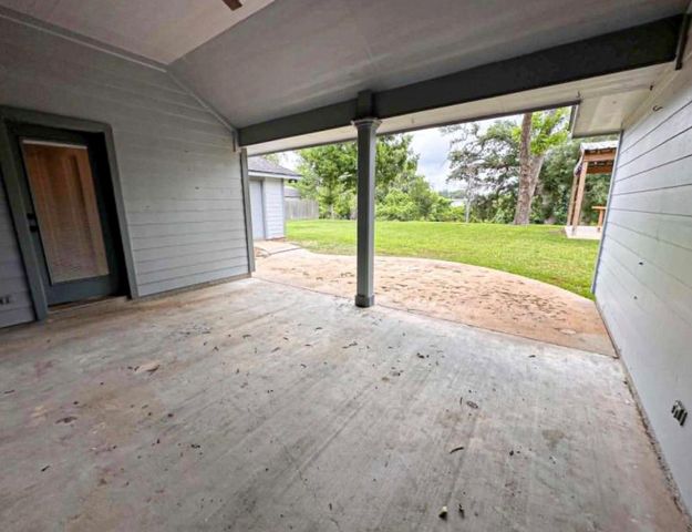 301 Williamsburg Avenue, Clute, TX 77531