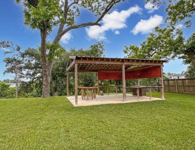 301 Williamsburg Avenue, Clute, TX 77531
