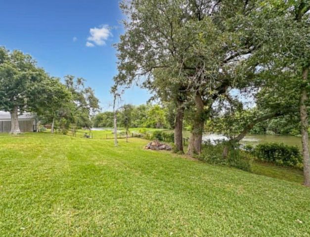 301 Williamsburg Avenue, Clute, TX 77531