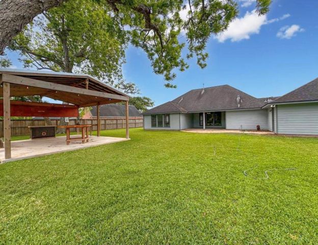 301 Williamsburg Avenue, Clute, TX 77531
