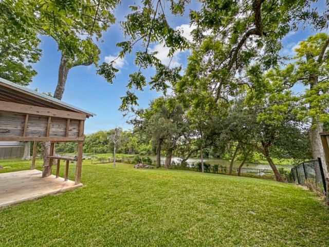 301 Williamsburg Avenue, Clute, TX 77531
