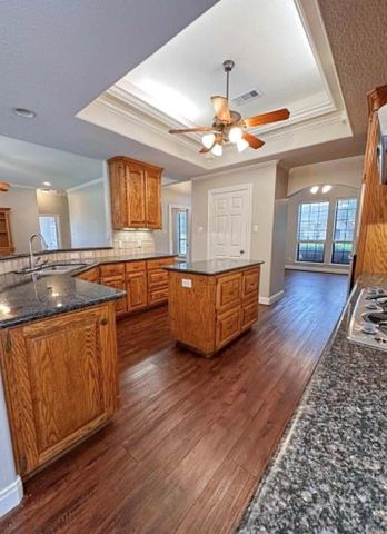 301 Williamsburg Avenue, Clute, TX 77531