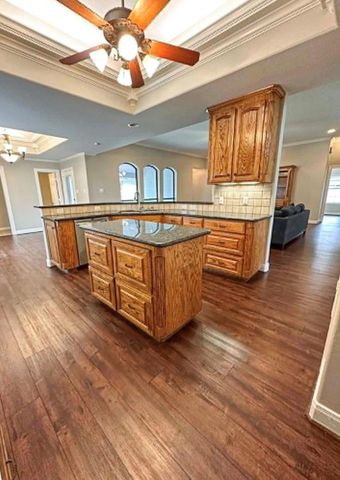 301 Williamsburg Avenue, Clute, TX 77531