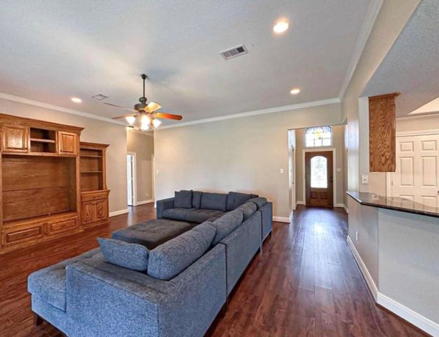 301 Williamsburg Avenue, Clute, TX 77531