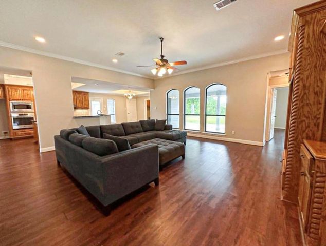 301 Williamsburg Avenue, Clute, TX 77531
