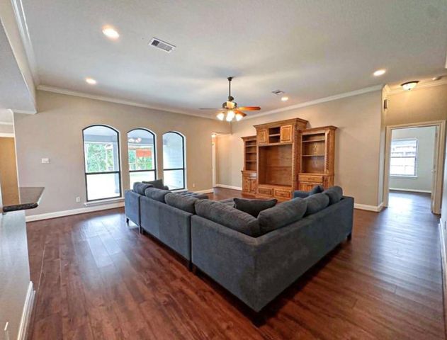 301 Williamsburg Avenue, Clute, TX 77531
