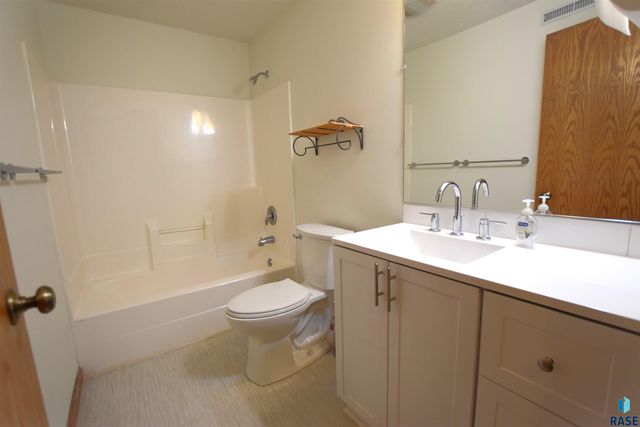 5305 W Sunnydale Pl Place, Sioux Falls, SD 57106