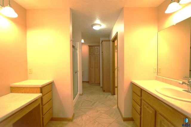 5305 W Sunnydale Pl Place, Sioux Falls, SD 57106