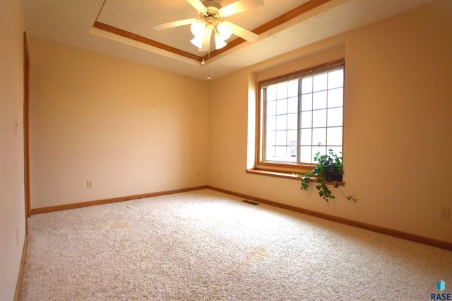 5305 W Sunnydale Pl Place, Sioux Falls, SD 57106