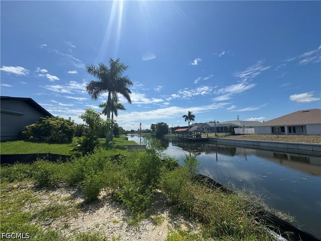 302 SE 1st TER, Cape Coral, FL 33990