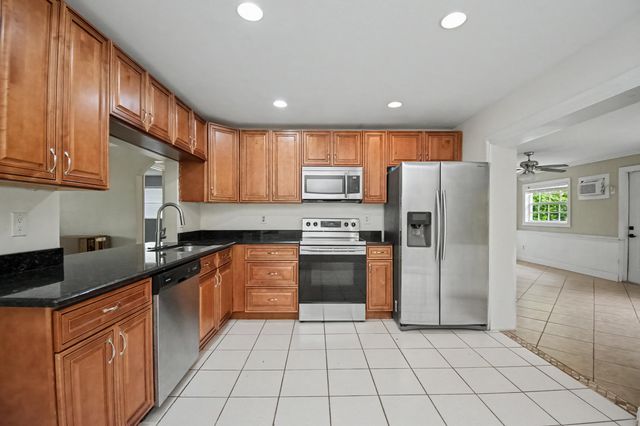 71 18th Avenue S, Lake Worth Beach, FL 33460