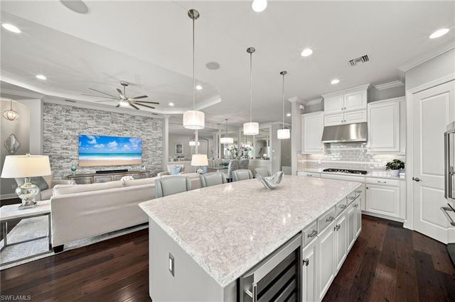 9392 Terresina DR, Naples, FL 34119