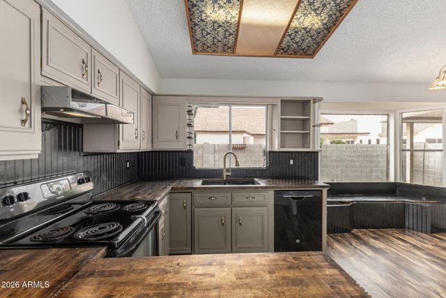 8759 W SAINT JOHN Road, Peoria, AZ 85382