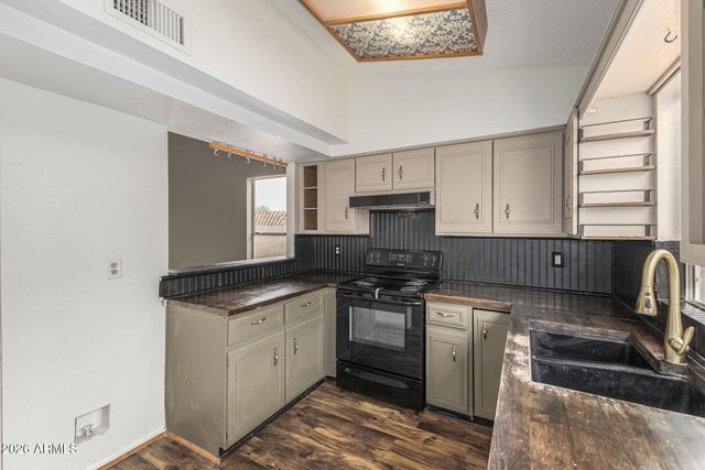 8759 W SAINT JOHN Road, Peoria, AZ 85382