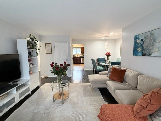 9430 Bay Colony Drive 2N, Des Plaines, IL 60016