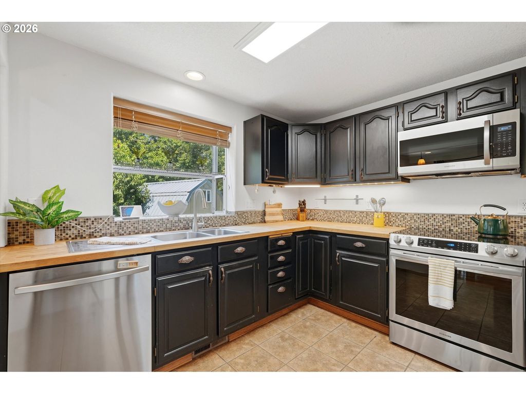 Image 14 of property listing at 110 NORRIS Ct, Dayton, OR 97114