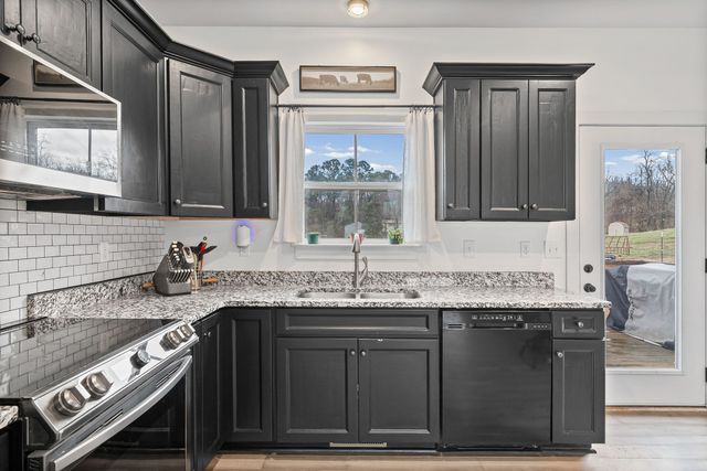 1211 N Charlotte St, Dickson, TN 37055