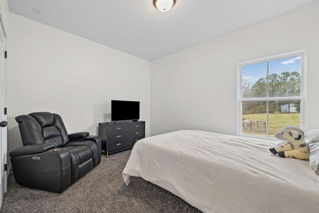 1211 N Charlotte St, Dickson, TN 37055