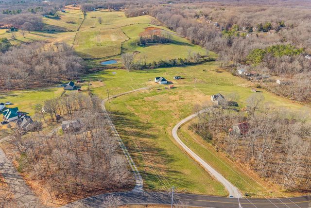 1211 N Charlotte St, Dickson, TN 37055