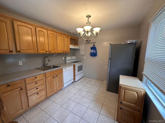 2 Rope Lane, Levittown, NY 11756