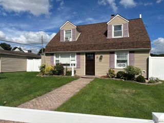 2 Rope Lane, Levittown, NY 11756