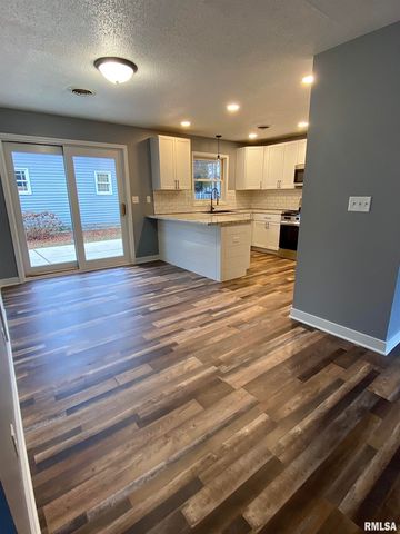 210 N STATE Street, Christopher, IL 62822