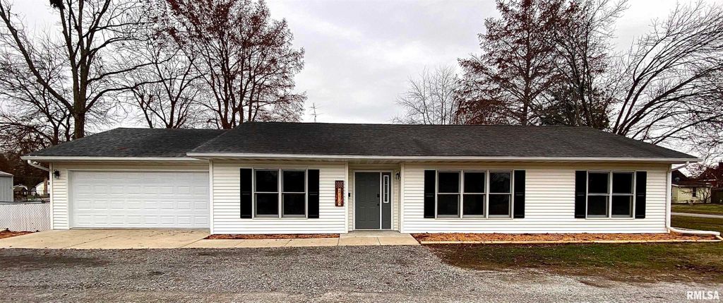 210 N STATE Street, Christopher, IL 62822