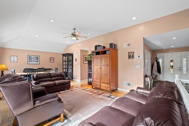 3085 Hunters Hill Dr 3085, Dighton, MA 02715