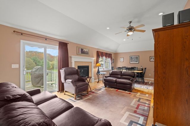 3085 Hunters Hill Dr 3085, Dighton, MA 02715