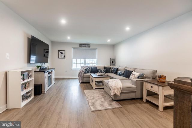 22 WINIFRED DR, Hanover, PA 17331