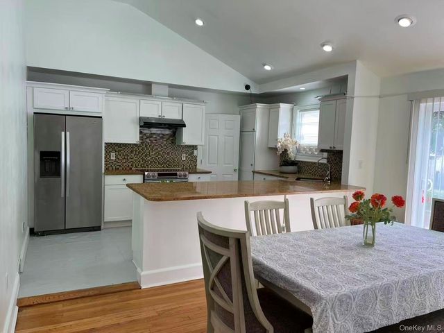 243 jakson ave, Syosset, NY 11791