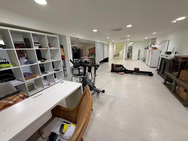 243 jakson ave, Syosset, NY 11791