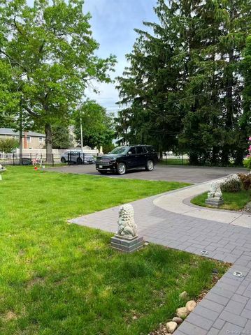 243 jakson ave, Syosset, NY 11791