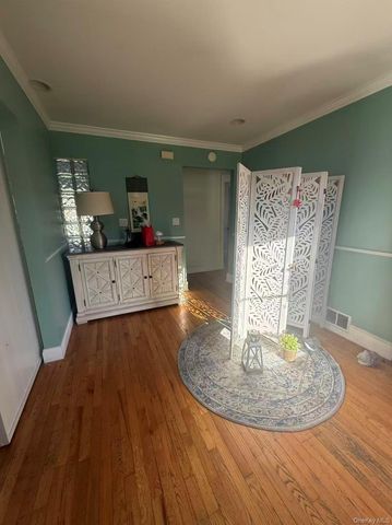 243 jakson ave, Syosset, NY 11791