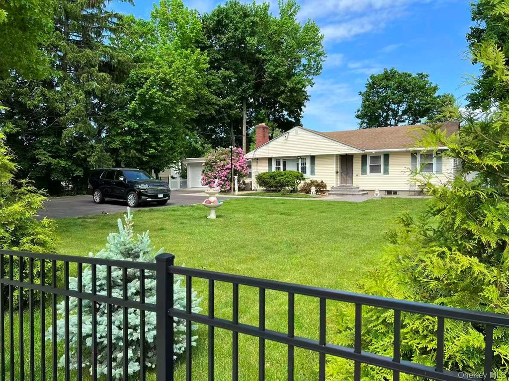 243 jakson ave, Syosset, NY 11791