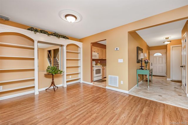 17 Jeremy Circle, Nesconset, NY 11767