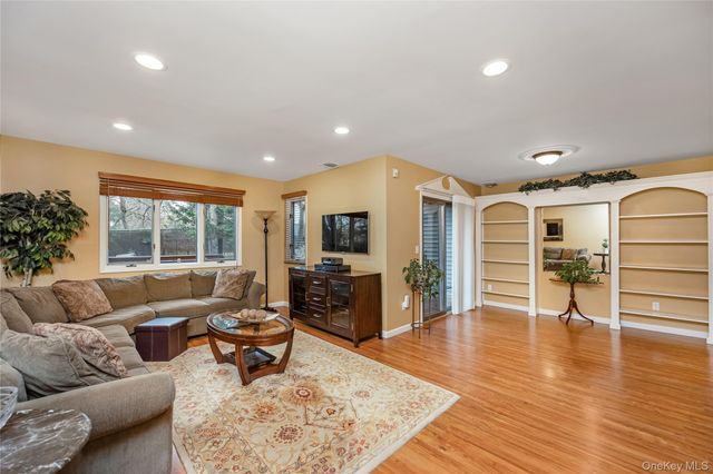 17 Jeremy Circle, Nesconset, NY 11767