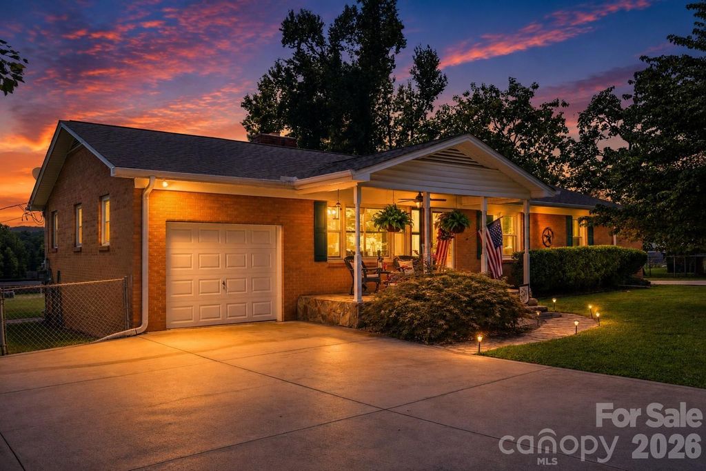 724 Hillcrest Drive, Bessemer City, NC 28016