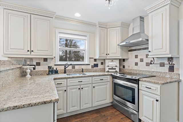 40 Pinewood Rd, Wellesley, MA 02482