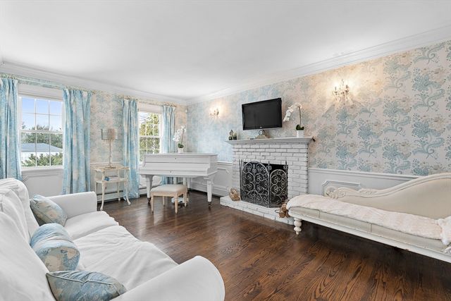 40 Pinewood Rd, Wellesley, MA 02482