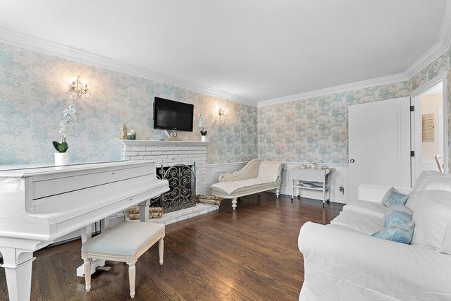 40 Pinewood Rd, Wellesley, MA 02482