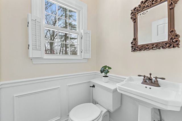 40 Pinewood Rd, Wellesley, MA 02482