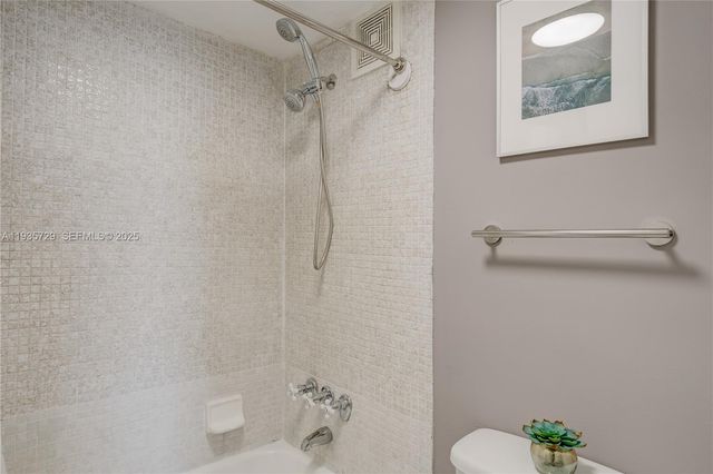 2000 NE 135th St 908, North Miami, FL 33181