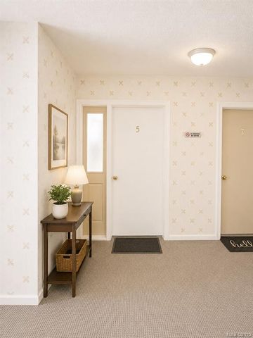 33234 Kingslane Court 5, Farmington, MI 48336