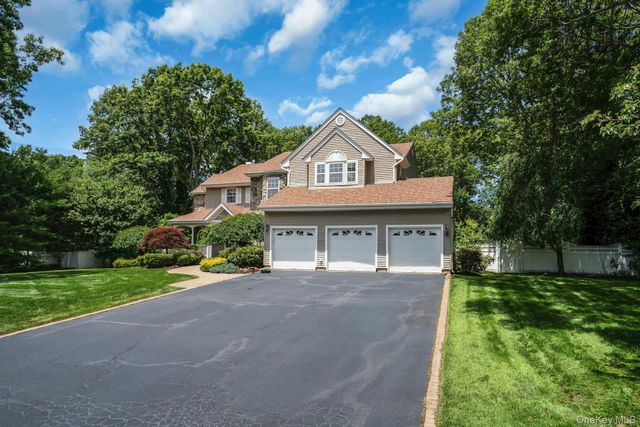 7 Dorm Court, East Setauket, NY 11733