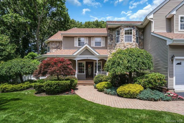 7 Dorm Court, East Setauket, NY 11733