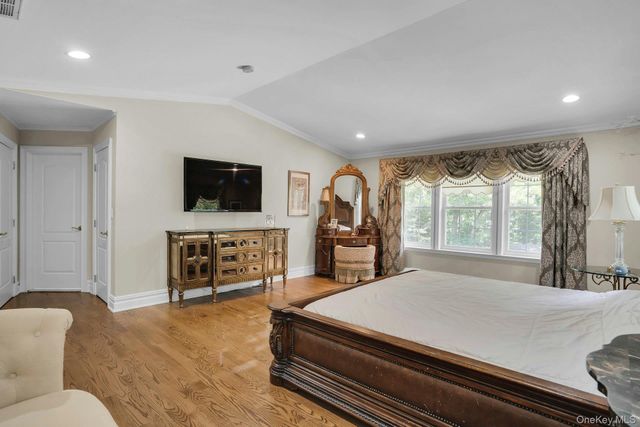 7 Dorm Court, East Setauket, NY 11733