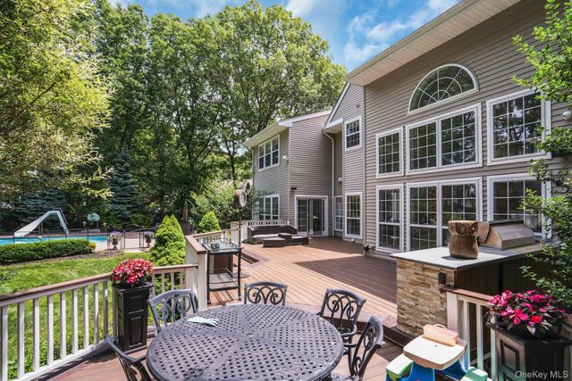 7 Dorm Court, East Setauket, NY 11733