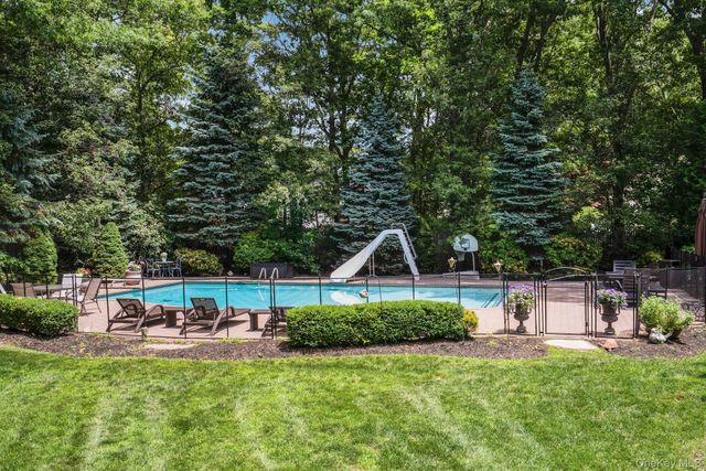 7 Dorm Court, East Setauket, NY 11733