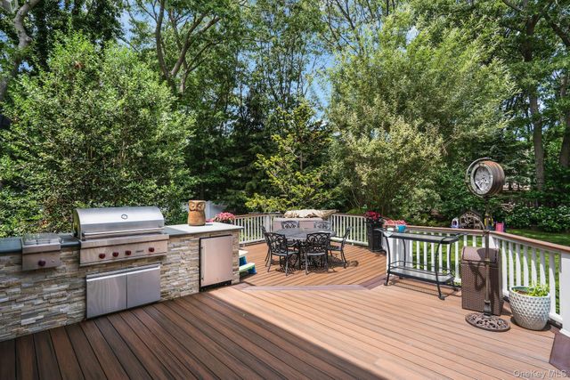 7 Dorm Court, East Setauket, NY 11733